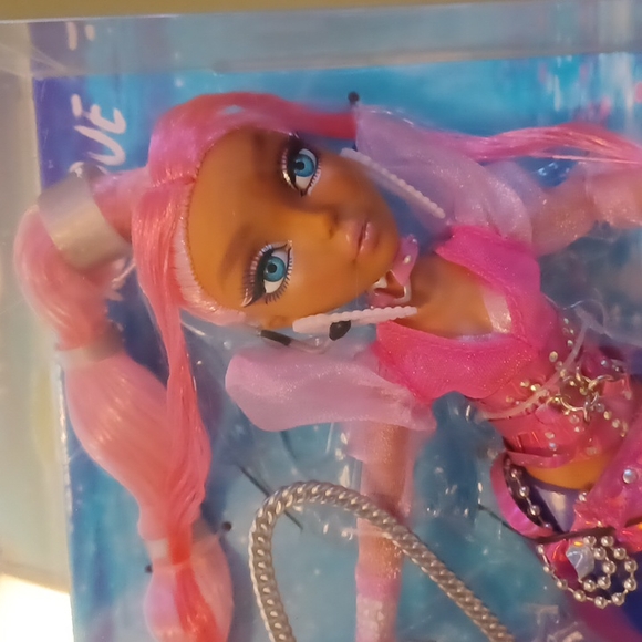 Mermaze Mermaidz Color Change Harmonique Mermaid Fashion Doll with Accessories - Picture 2 of 3